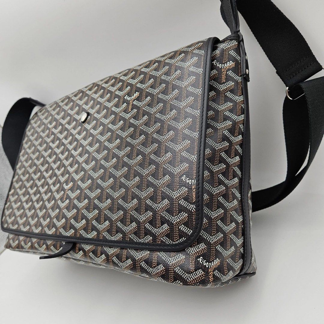 Authentic Goyard CAPETIEN MM size (Category: Luxury Bags & Wallets) located in Quezon City. Submitted by jhaediah (Listing ID 1387941804, Image 3). Description: Excellent condition CAPETIEN MM size free pabitbit Korea.