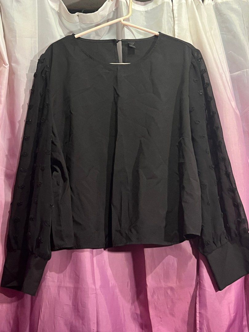 Black long sleeves (Category: Longsleeves) located in Marikina City. Submitted by kam.declutter (Listing ID 1388092742, Image 1). Description: Hi guys! I’m currently decluttering and I’m selling my pre-loved and never worn clothes. Need na mag bawas super dami na 🥵 📎 color may vary due to lighting 📎 two days reservation only 📎 used but not abused 📎 please manage your expectation 📎 no cancellations of orders 📎 no return /exchange /refund 📍