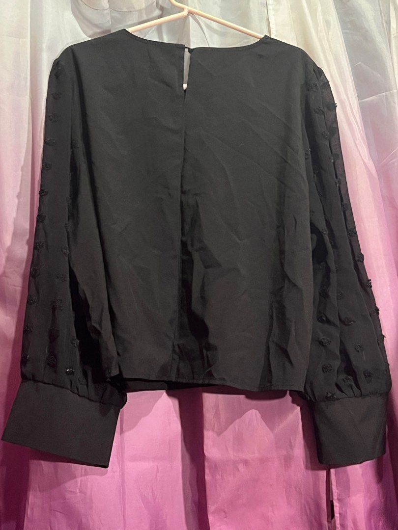 Black long sleeves (Category: Longsleeves) located in Marikina City. Submitted by kam.declutter (Listing ID 1388092742, Image 2). Description: Hi guys! I’m currently decluttering and I’m selling my pre-loved and never worn clothes. Need na mag bawas super dami na 🥵 📎 color may vary due to lighting 📎 two days reservation only 📎 used but not abused 📎 please manage your expectation 📎 no cancellations of orders 📎 no return /exchange /refund 📍