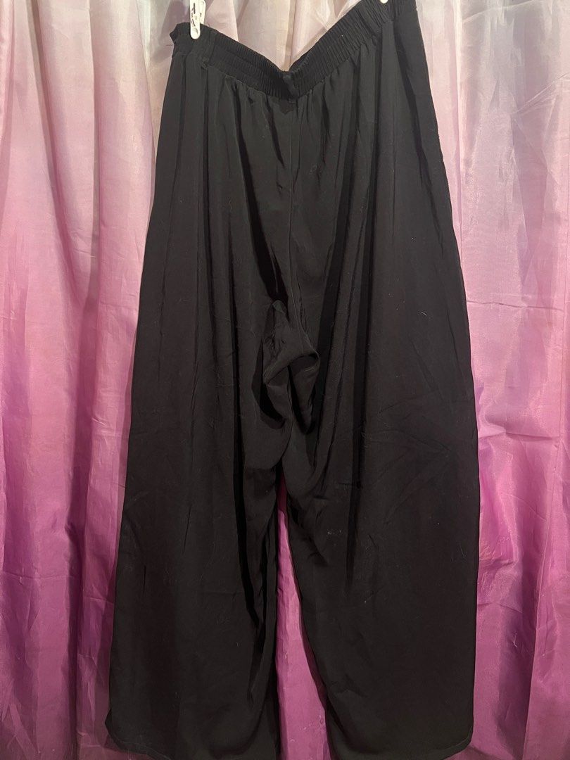 Black pants (Category: Other Bottoms) located in Marikina City. Submitted by kam.declutter (Listing ID 1388001043, Image 2). Description: Hi guys! I’m currently decluttering and I’m selling my pre-loved and never worn clothes. Need na mag bawas super dami na 🥵 📎 color may vary due to lighting 📎 two days reservation only 📎 used but not abused 📎 please manage your expectation 📎 no cancellations of orders 📎 no return /exchange /refund 📍Paran