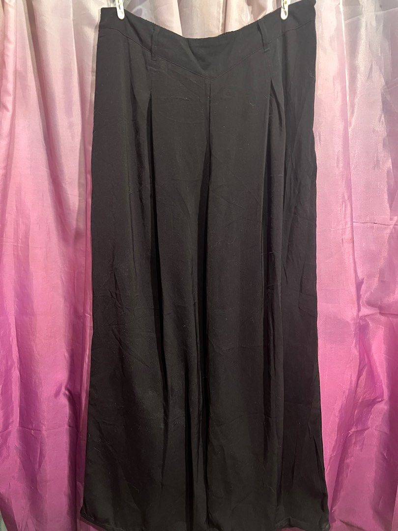 Black pants (Category: Other Bottoms) located in Marikina City. Submitted by kam.declutter (Listing ID 1388001043, Image 1). Description: Hi guys! I’m currently decluttering and I’m selling my pre-loved and never worn clothes. Need na mag bawas super dami na 🥵 📎 color may vary due to lighting 📎 two days reservation only 📎 used but not abused 📎 please manage your expectation 📎 no cancellations of orders 📎 no return /exchange /refund 📍Paran