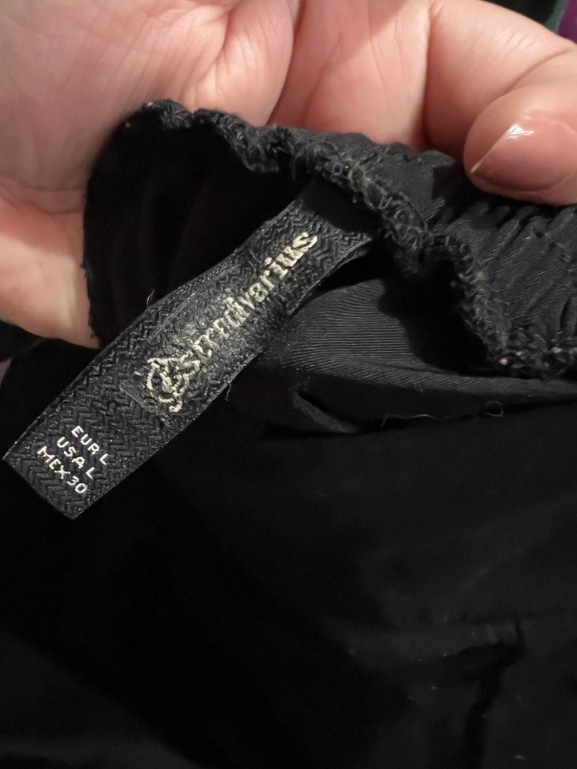 Black pants (Category: Other Bottoms) located in Marikina City. Submitted by kam.declutter (Listing ID 1388001043, Image 3). Description: Hi guys! I’m currently decluttering and I’m selling my pre-loved and never worn clothes. Need na mag bawas super dami na 🥵 📎 color may vary due to lighting 📎 two days reservation only 📎 used but not abused 📎 please manage your expectation 📎 no cancellations of orders 📎 no return /exchange /refund 📍Paran