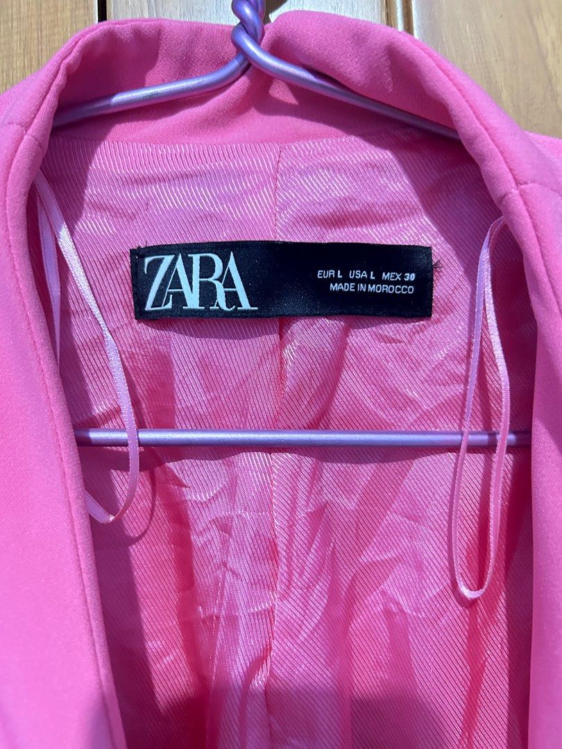 Blazer (Kategori: Baju Luaran) berada di Tangerang. Dikirim oleh uhtia (ID iklan 1387937761, Gambar 3). Deskripsi: Size L cakep banget yg mau tanya” atau nego tipis boleh ya 🫶.