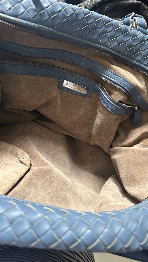 BOTTEGA VENETA (Category: Luxury Bags & Wallets) located in Manila. Submitted by preloved.brand2023 (Listing ID 1387947648, Image 3). Description: With minimal sign of use. Ukay source from KOREA.