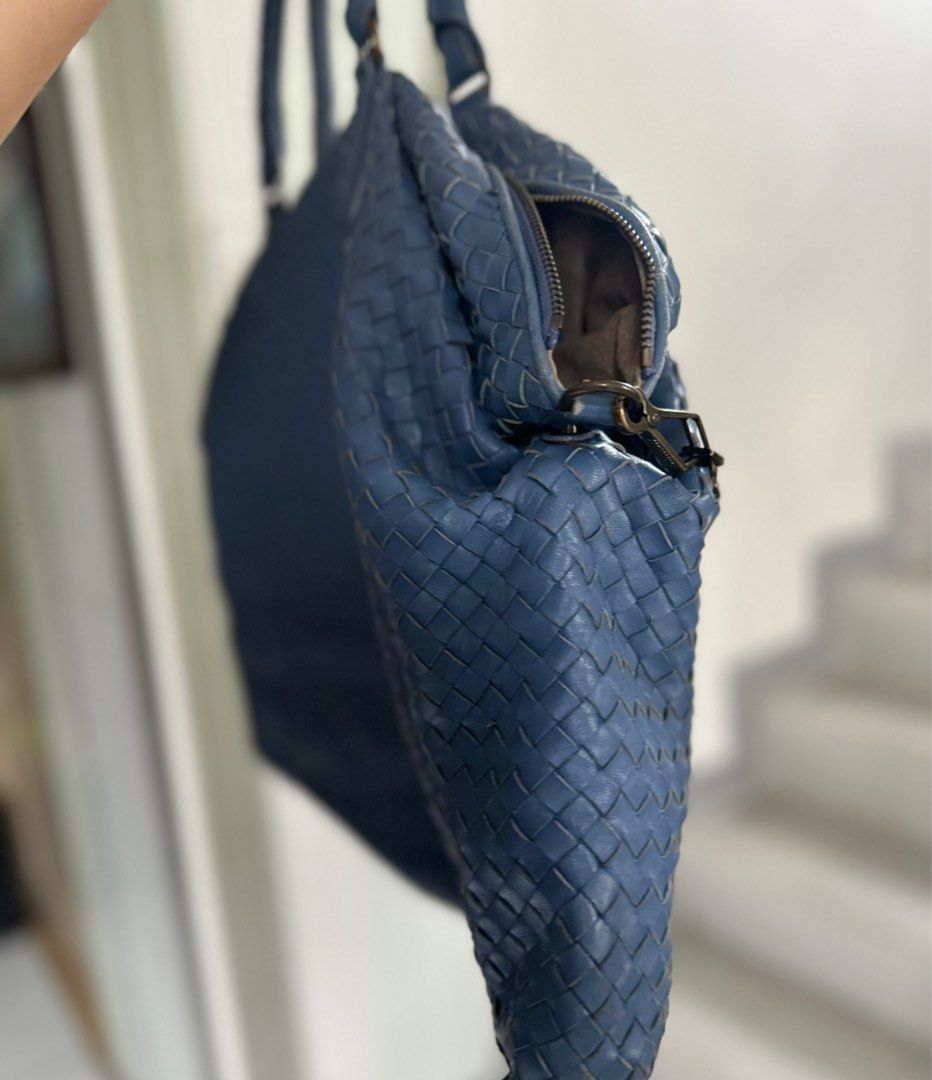 BOTTEGA VENETA (Category: Luxury Bags & Wallets) located in Manila. Submitted by preloved.brand2023 (Listing ID 1387947648, Image 2). Description: With minimal sign of use. Ukay source from KOREA.