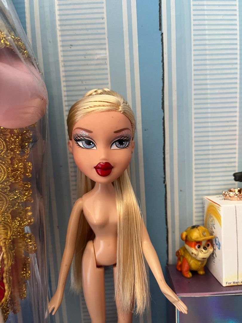 Bratz winter ball cloe (Category: Kids Toys) located in San Pedro. Submitted by uboyz123 (Listing ID 1388012424, Image 2). Description: With lip chip and bite marks sa kamay at rubber neck. .