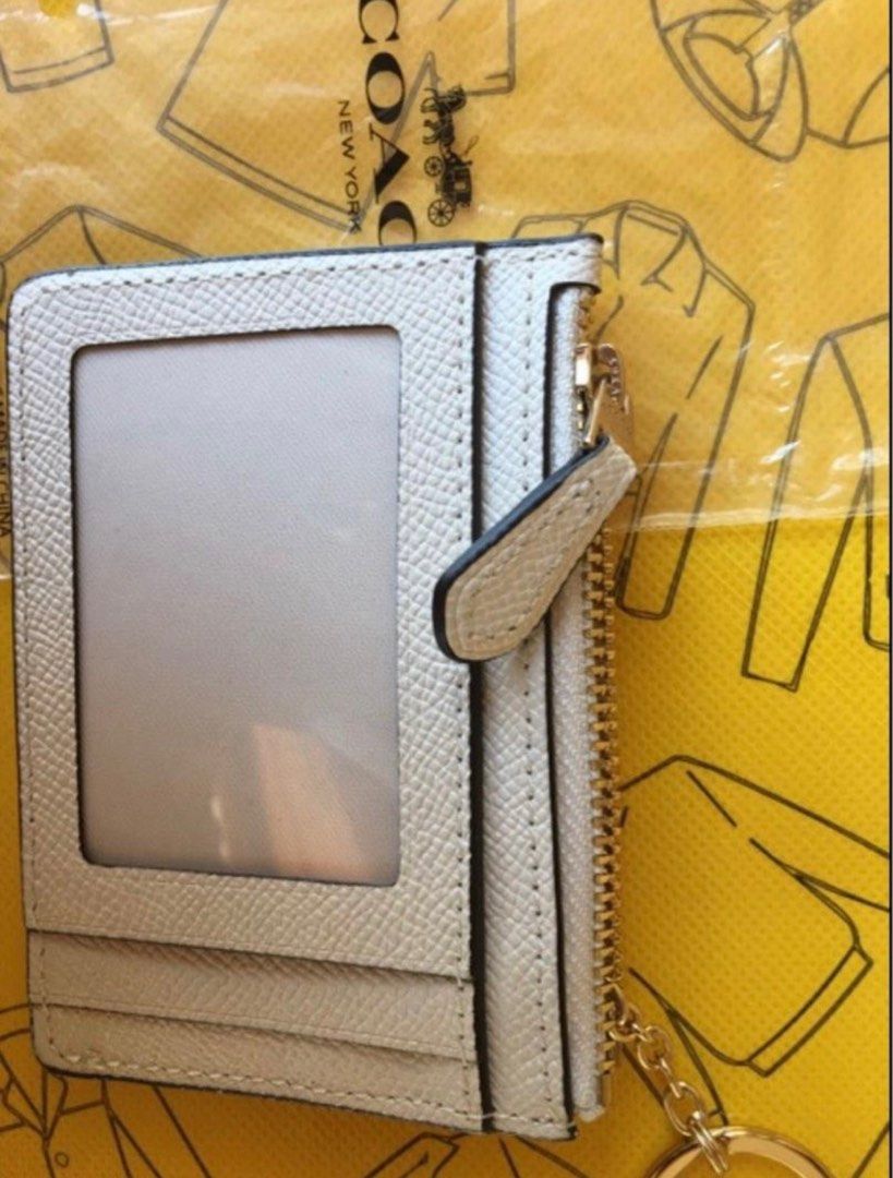 Coah Card wallet (chalk white) (Category: Luxury Bags & Wallets) located in Lucena. Submitted by fashioncult.ph (Listing ID 1387936238, Image 2). Description: .