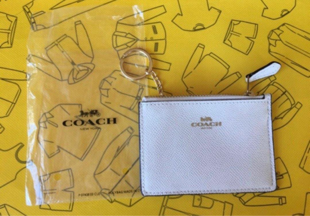 Coah Card wallet (chalk white) (Category: Luxury Bags & Wallets) located in Lucena. Submitted by fashioncult.ph (Listing ID 1387936238, Image 1). Description: .