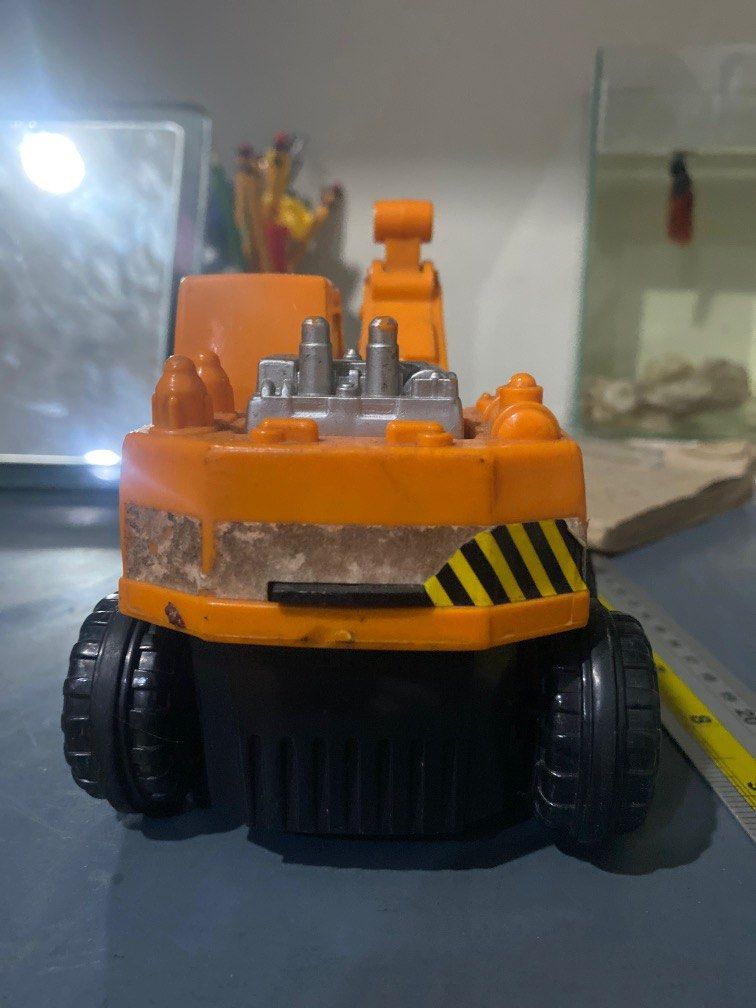 Excavator hard plastic kid’s toy (Category: Vehicle & Diecast Models) located in Manila. Submitted by ariaaaaaa07 (Listing ID 1388060227, Image 2). Description: Take for free when you buy the maisto collectible car.