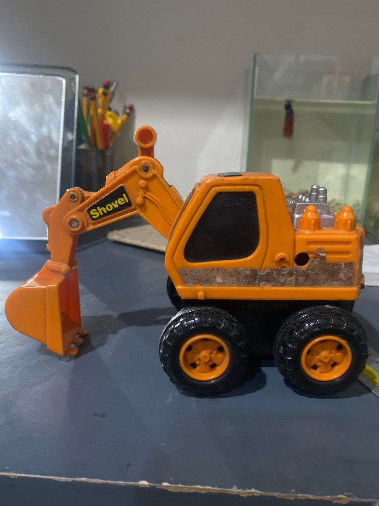 Excavator hard plastic kid’s toy (Category: Vehicle & Diecast Models) located in Manila. Submitted by ariaaaaaa07 (Listing ID 1388060227, Image 3). Description: Take for free when you buy the maisto collectible car.