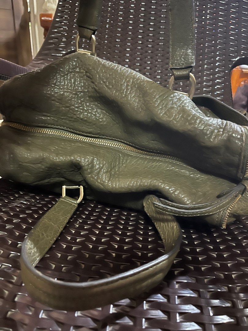 Finn Esker Moss Green Leather Bag (Category: Shoulder Bags) located in Cainta. Submitted by Heart_Caladium (Listing ID 1387999681, Image 3). Description: Finn Esker Genuine Leather Crossbody/Shoulder Bag Moss Green color with removable strap 2 way bag, Super nice. flaw: may sweet stain like chocolate smell sa inner lining (kayo na maglinis).