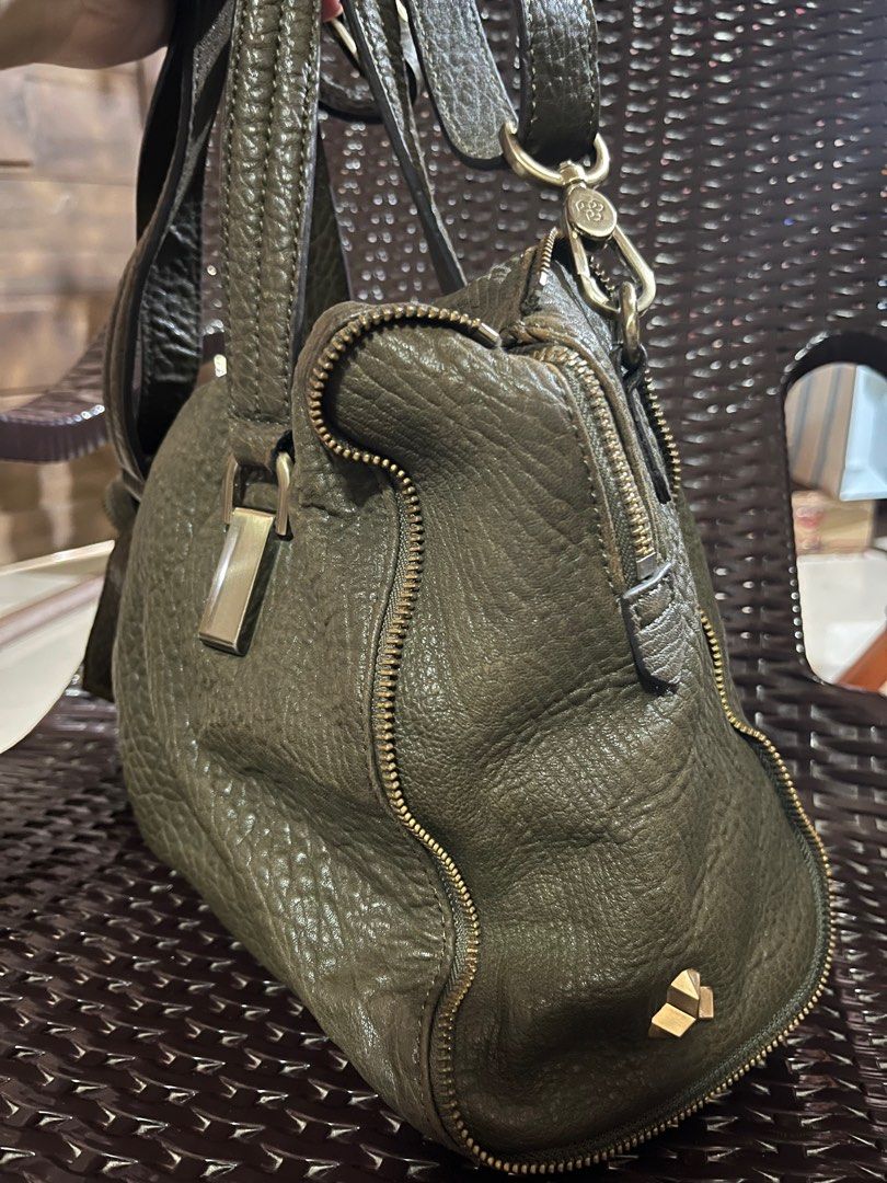 Finn Esker Moss Green Leather Bag (Category: Shoulder Bags) located in Cainta. Submitted by Heart_Caladium (Listing ID 1387999681, Image 2). Description: Finn Esker Genuine Leather Crossbody/Shoulder Bag Moss Green color with removable strap 2 way bag, Super nice. flaw: may sweet stain like chocolate smell sa inner lining (kayo na maglinis).