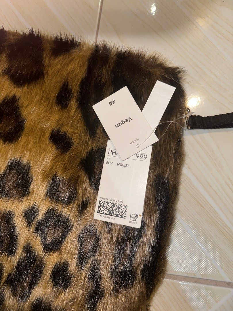 H&M Laptop Pouch/Bag (No Handle) (Category: Laptops & Notebooks) located in Paranaque City. Submitted by decluttercutieph (Listing ID 1388097093, Image 2). Description: never got to use this fits 13”-14” laptops rfs: switched to MUJI Laptop Bag.