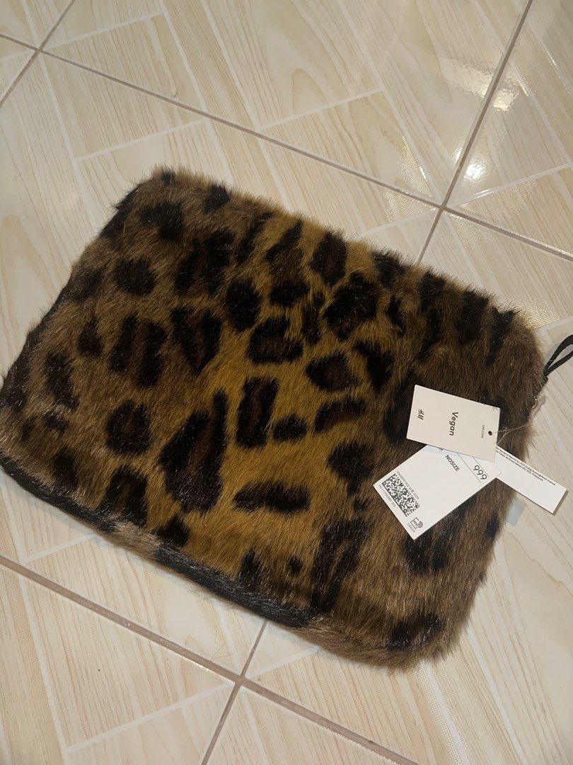H&M Laptop Pouch/Bag (No Handle) (Category: Laptops & Notebooks) located in Paranaque City. Submitted by decluttercutieph (Listing ID 1388097093, Image 1). Description: never got to use this fits 13”-14” laptops rfs: switched to MUJI Laptop Bag.