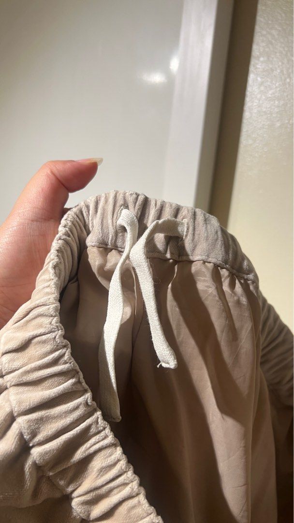 [rare] Initial Assymetric Wide Leg Cropped Pants (Category: Other Bottoms) located in Manila. Submitted by fjpmanalo (Listing ID 1388094508, Image 3). Description: Free size Initial brand Decluttering.