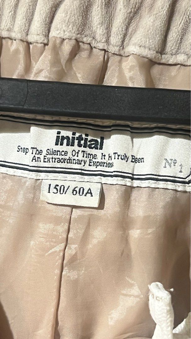 [rare] Initial Assymetric Wide Leg Cropped Pants (Category: Other Bottoms) located in Manila. Submitted by fjpmanalo (Listing ID 1388094508, Image 2). Description: Free size Initial brand Decluttering.