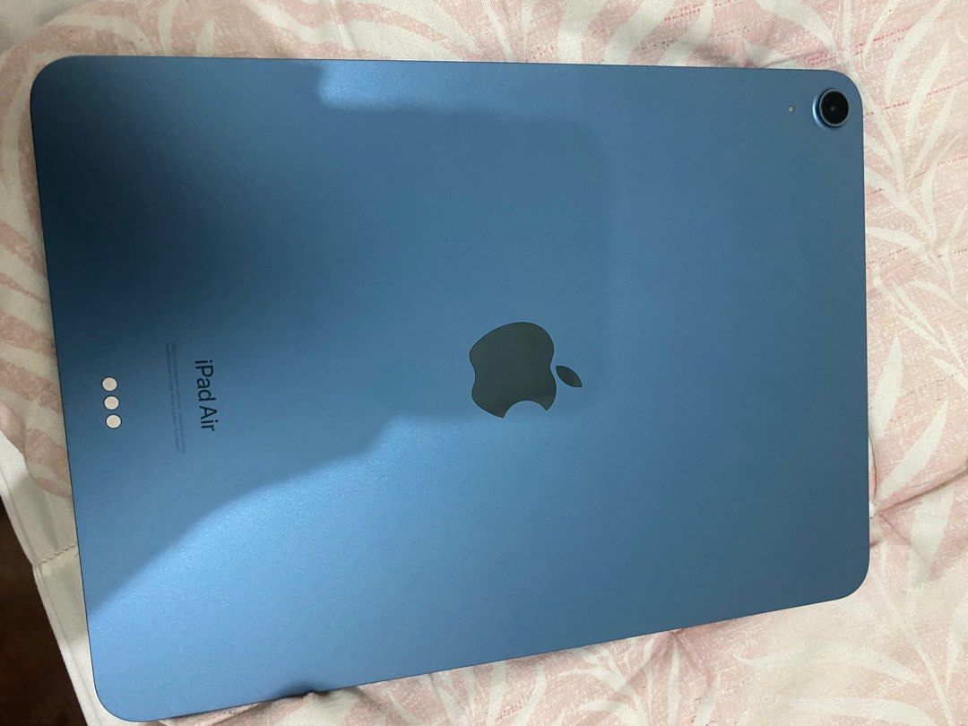 Ipad air 5 64gb (Category: iPad) located in Pasig City. Submitted by wintermelonn (Listing ID 1388030265, Image 3). Description: white spot issue only with apple pen 2nd gen (add3.5k) white spot is not seen on colored and dark backgrounds just in white bg.