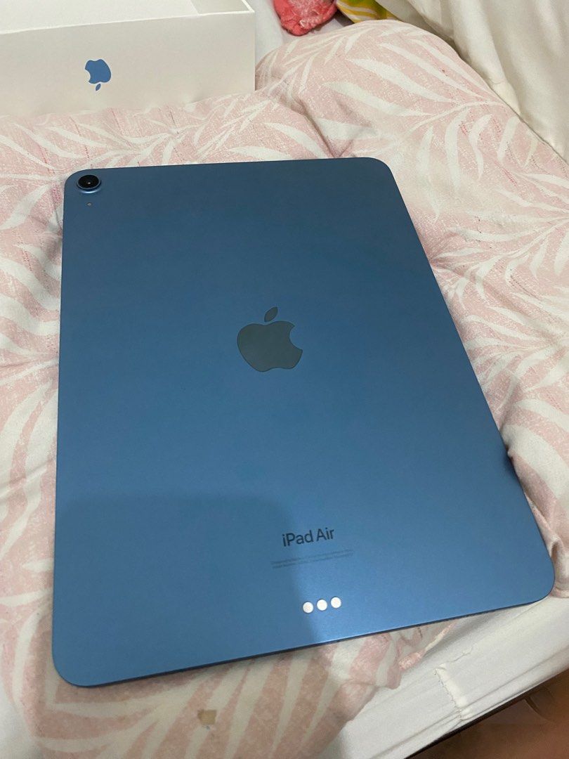 Ipad air 5 64gb (Category: iPad) located in Pasig City. Submitted by wintermelonn (Listing ID 1388030265, Image 1). Description: white spot issue only with apple pen 2nd gen (add3.5k) white spot is not seen on colored and dark backgrounds just in white bg.