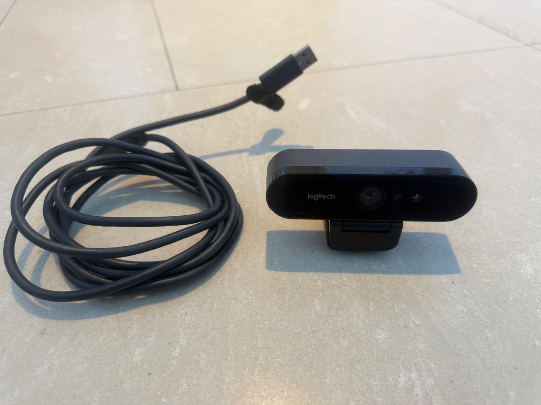 Logitech Webcam （分類：網絡攝影機）位於 Hong Kong。 由 capexhk 提交（商品編號 1387941219，圖片 2）。簡介： Logitech webcam features a sleek black design and a long USB cable. It includes a built-in mount for easy setup on a monitor or laptop. The webcam has a clear lens and the Logitech logo is visible on the front. No box, only cable and webcam. 。