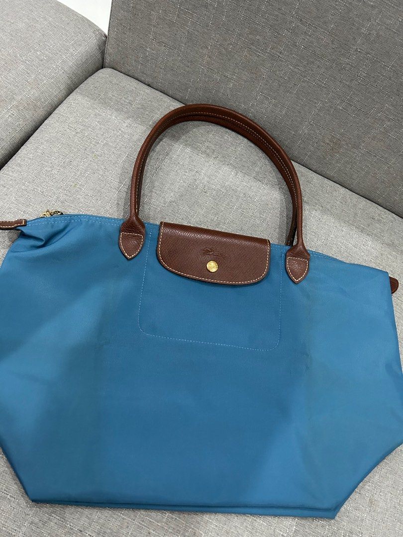 Longchamp long handle Original (Category: Shoulder Bags) located in Quezon City. Submitted by docmdeclutters (Listing ID 1387980693, Image 2). Description: .