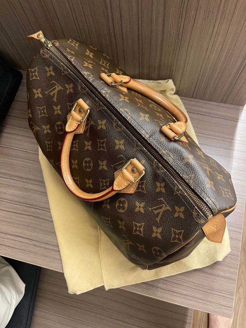 Louis Vuitton Speedy 35 (Category: Luxury Bags & Wallets) located in Paranaque City. Submitted by thisisdom (Listing ID 1388056357, Image 3). Description: Selling for my ate. The bag is in so good condition. Date code and other pics upon request This was a gift from her bf (ex now) way back 2011 or 12. Barely used. Just stored since then. Was not able to keep the box and hard copy of the receipt. Pic only. Misplaced when moving out. .