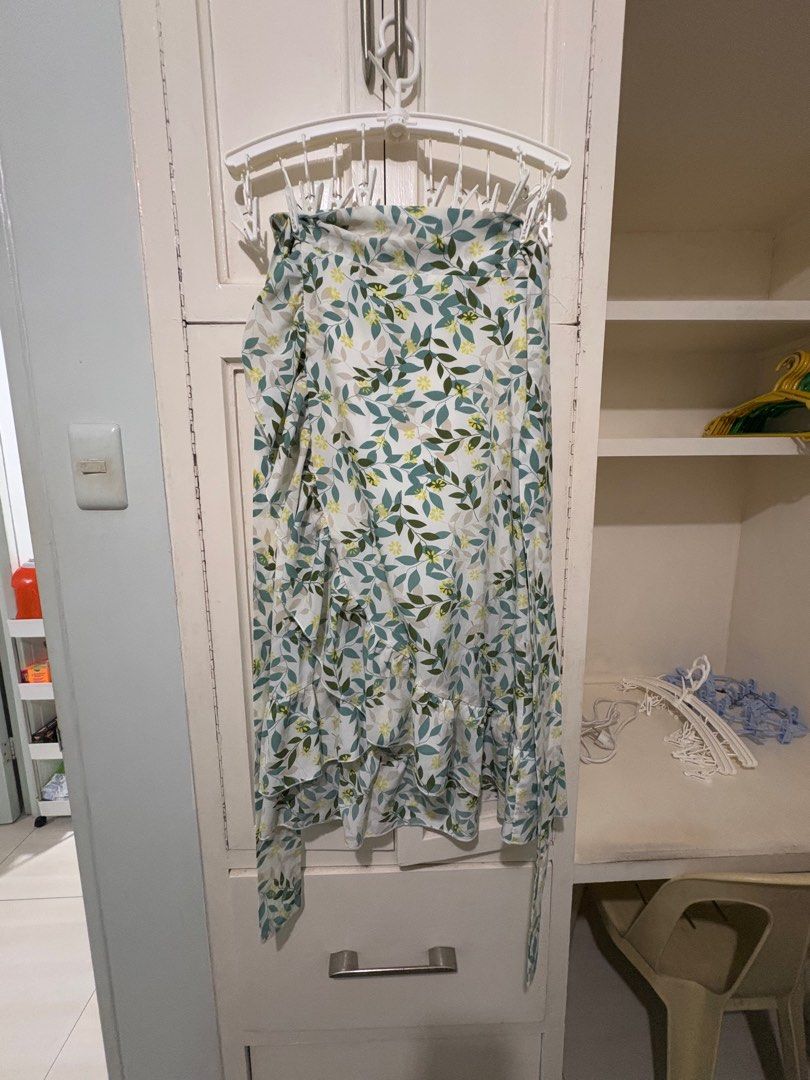 Lovito Skirt (Category: Skirts) located in Pasig City. Submitted by grumpycat15 (Listing ID 1388039227, Image 2). Description: Original price ₱900 from SMall.
