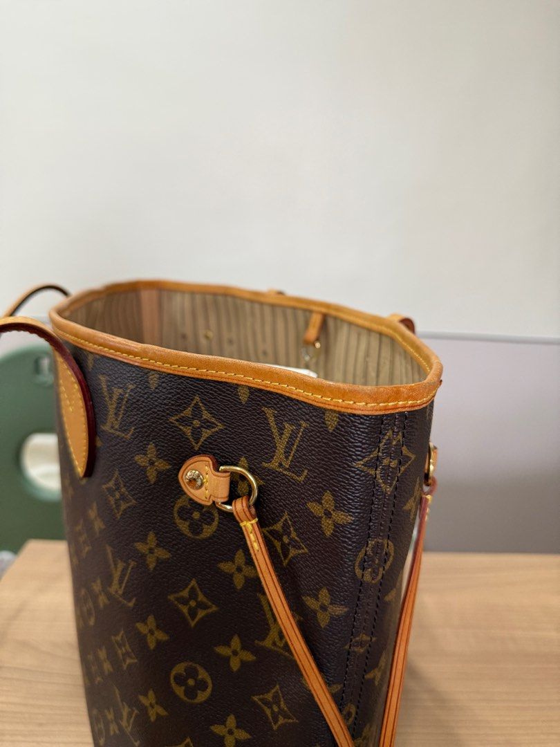 LV Neverfull Monogram (Category: Luxury Bags & Wallets) located in Pasig City. Submitted by simplydadar (Listing ID 1387956072, Image 3). Description: Neverfull MM 31 x 28 x 14cm - Beige Inclusions: Dustbag Note: Minimal sign of use Please see picture for details .