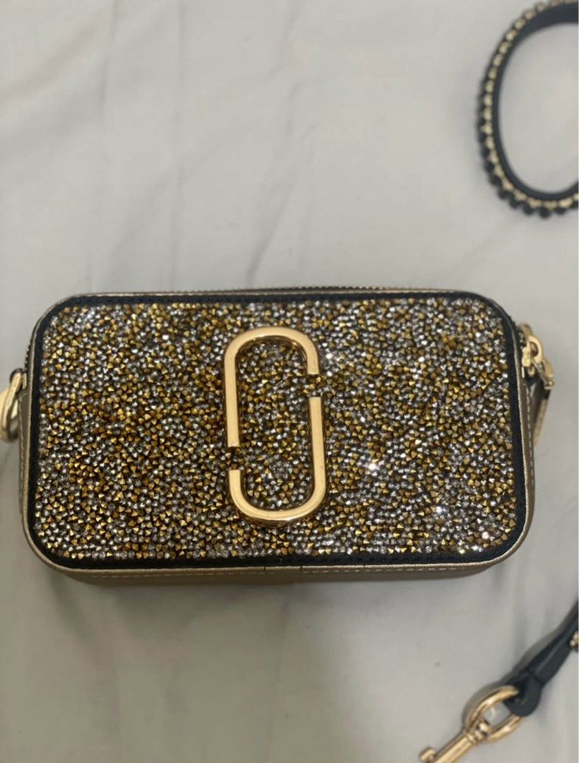 Marc jacobs glitter snapshot bag (Category: Luxury Bags & Wallets) located in Pasig City. Submitted by everythinghastogonow (Listing ID 1387993521, Image 1). Description: Rfs: only used 3x Good as new tags are still in tact with dust bag and paper bag Bought outlet store in UK (pasabuy) ₱5,000 plus sf PRICE NEGOTIABLE LOW BALLERS WILL BE IGNORED! No COD Mode of payment: Gcash and bank transfer Buyer can book for delivery ‼️Only metro manila buyer