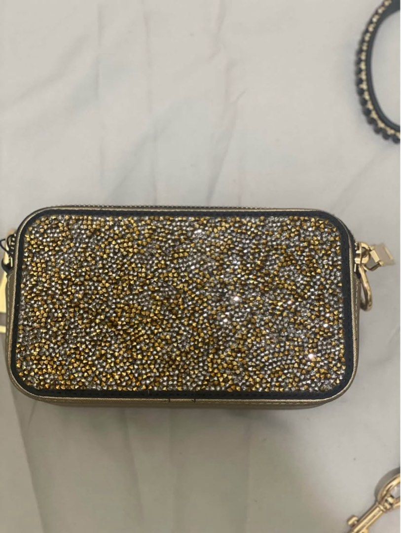 Marc jacobs glitter snapshot bag (Category: Luxury Bags & Wallets) located in Pasig City. Submitted by everythinghastogonow (Listing ID 1387993521, Image 3). Description: Rfs: only used 3x Good as new tags are still in tact with dust bag and paper bag Bought outlet store in UK (pasabuy) ₱5,000 plus sf PRICE NEGOTIABLE LOW BALLERS WILL BE IGNORED! No COD Mode of payment: Gcash and bank transfer Buyer can book for delivery ‼️Only metro manila buyer