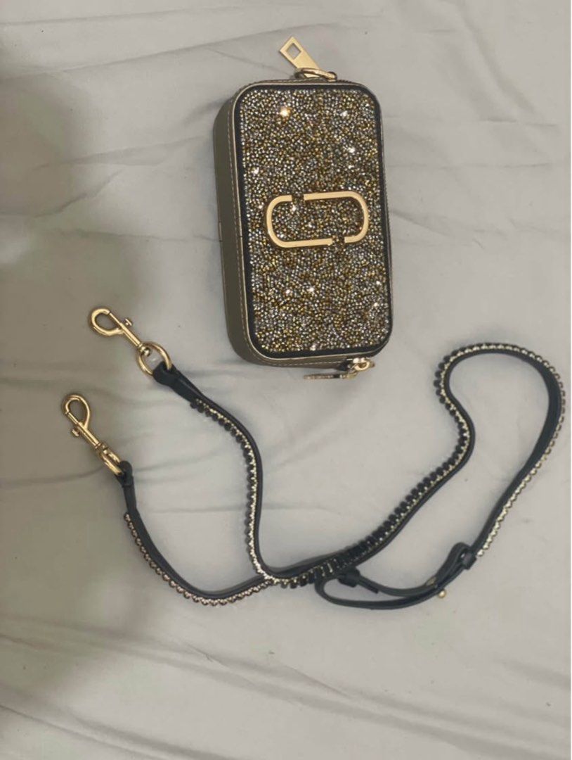 Marc jacobs glitter snapshot bag (Category: Luxury Bags & Wallets) located in Pasig City. Submitted by everythinghastogonow (Listing ID 1387993521, Image 2). Description: Rfs: only used 3x Good as new tags are still in tact with dust bag and paper bag Bought outlet store in UK (pasabuy) ₱5,000 plus sf PRICE NEGOTIABLE LOW BALLERS WILL BE IGNORED! No COD Mode of payment: Gcash and bank transfer Buyer can book for delivery ‼️Only metro manila buyer