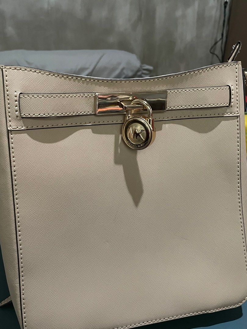 Michael Kors Shoulder Bag in Cream (Category: Shoulder Bags) located in Quezon City. Submitted by e95dlo (Listing ID 1387943734, Image 2). Description: FS Michael Kors Faux Leather Shoulder Bag in Cream Color - no scratches and minimal cosmetic dirt streaks from use - no major damage - 2 inner pockets and one outer pocket - adjustable strap Price is still negotiable Loc: QC but can do meet-ups in Makati Greenbelt area on Mon & Wed Mode of payment