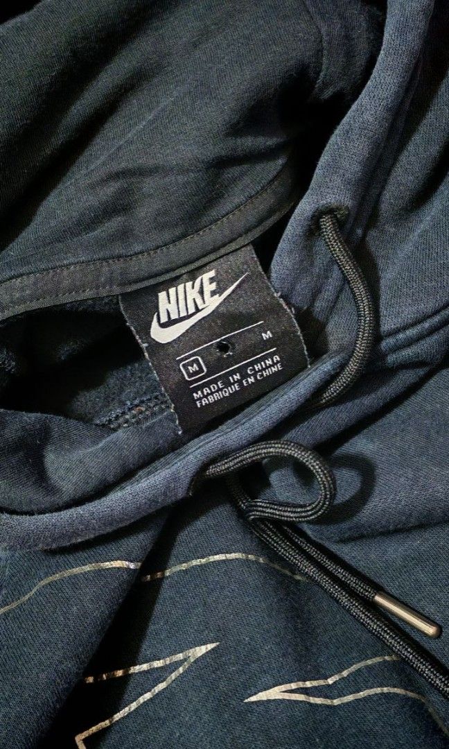Nike Hoodie, Silver Reflector print (Category: Hoodies) located in Cebu City. Submitted by tagph (Listing ID 1387961243, Image 3). Description: Size: M Dimes: L:25|W:23.5|SLV:27 Condition: 10/10 Flaws: None DM for offers.