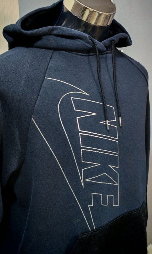 Nike Hoodie, Silver Reflector print (Category: Hoodies) located in Cebu City. Submitted by tagph (Listing ID 1387961243, Image 2). Description: Size: M Dimes: L:25|W:23.5|SLV:27 Condition: 10/10 Flaws: None DM for offers.