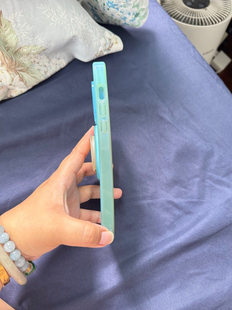 Popsockets Case (Category: Cases & Sleeves) located in Pasig City. Submitted by airaolivera (Listing ID 1387981893, Image 3). Description: Popsockets Case - Opalescent Blue With Poptop Slight yellowing on the sides but barely noticeable. .