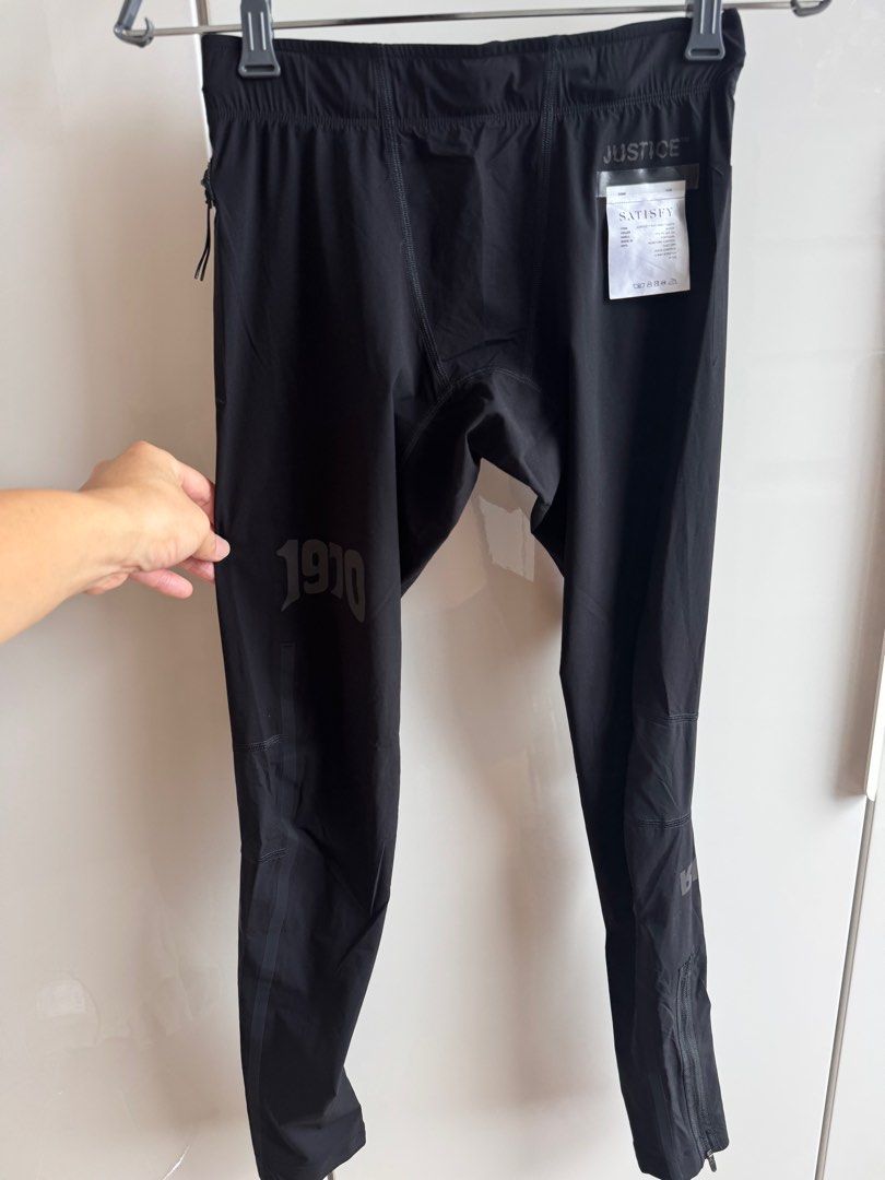 Satisfy super rare running tights / leggings （分類：運動服裝）位於 Hong Kong。 由 crew401 提交（商品編號 1388092842，圖片 1）。簡介： Size 1, fits 30-32 waist , standalone running tights with zippers at the bottom of the legs and pockets . Or works as a pair of leggings . Super super rare with reflective prints . Washed once but never worn , size tag comes off after washing but label is not wrinkled at all. # not Lululemon , not alo , not on running 。