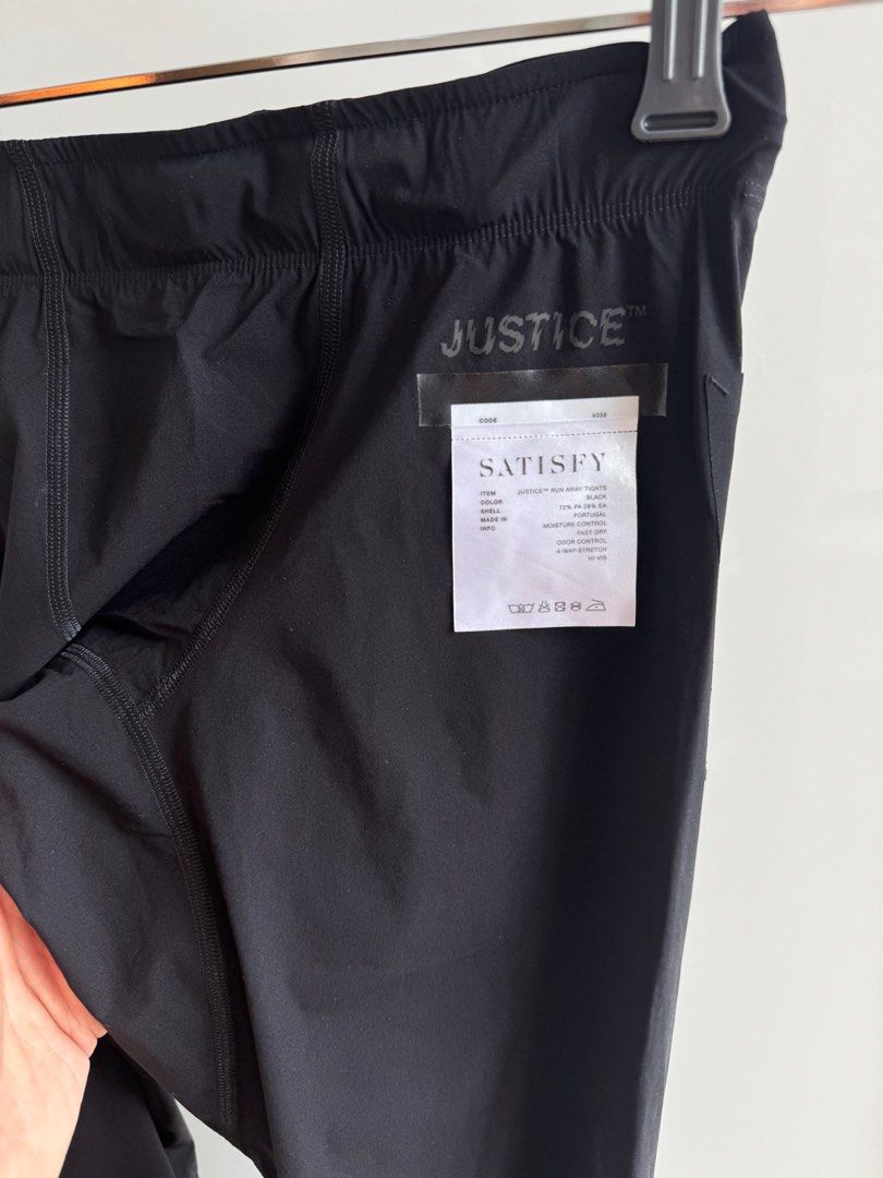 Satisfy super rare running tights / leggings （分類：運動服裝）位於 Hong Kong。 由 crew401 提交（商品編號 1388092842，圖片 3）。簡介： Size 1, fits 30-32 waist , standalone running tights with zippers at the bottom of the legs and pockets . Or works as a pair of leggings . Super super rare with reflective prints . Washed once but never worn , size tag comes off after washing but label is not wrinkled at all. # not Lululemon , not alo , not on running 。