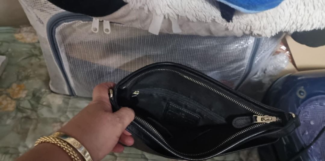 sling bag (Category: Luxury Bags & Wallets) located in Subic. Submitted by winlar (Listing ID 1388067141, Image 2). Description: .
