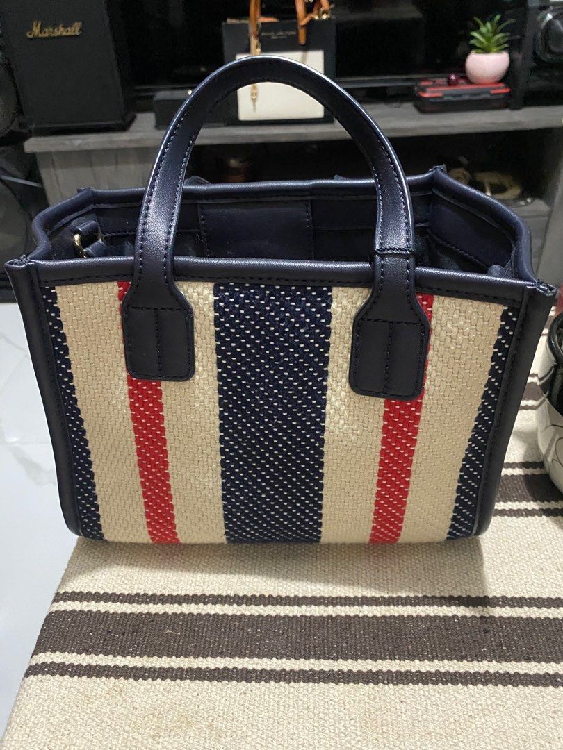 TH sling bag (Category: Luxury Bags & Wallets) located in Santiago. Submitted by shoppaholickikay (Listing ID 1388094533, Image 2). Description: With long straps.
