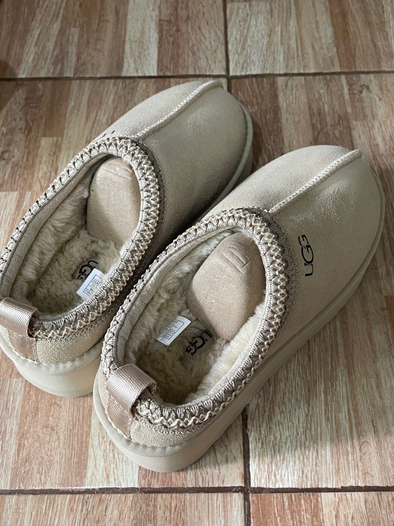 Uggs Tazz (Category: Shoe inserts) located in Taytay. Submitted by preloved___items (Listing ID 1387976033, Image 1). Description: BRAND NEW (Never been used) Size: EU 42/USA 11/ UK 9.5 (28-29cm) RFS: Wrong Size Feel free to message me for more details .