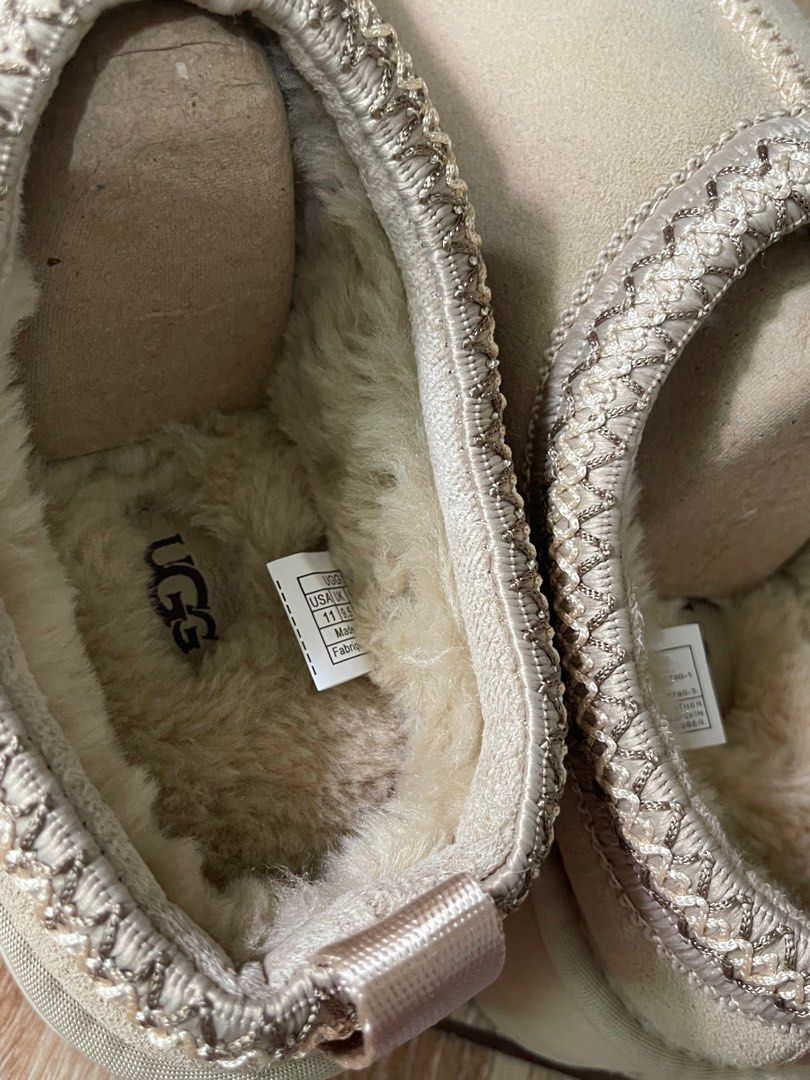 Uggs Tazz (Category: Shoe inserts) located in Taytay. Submitted by preloved___items (Listing ID 1387976033, Image 3). Description: BRAND NEW (Never been used) Size: EU 42/USA 11/ UK 9.5 (28-29cm) RFS: Wrong Size Feel free to message me for more details .