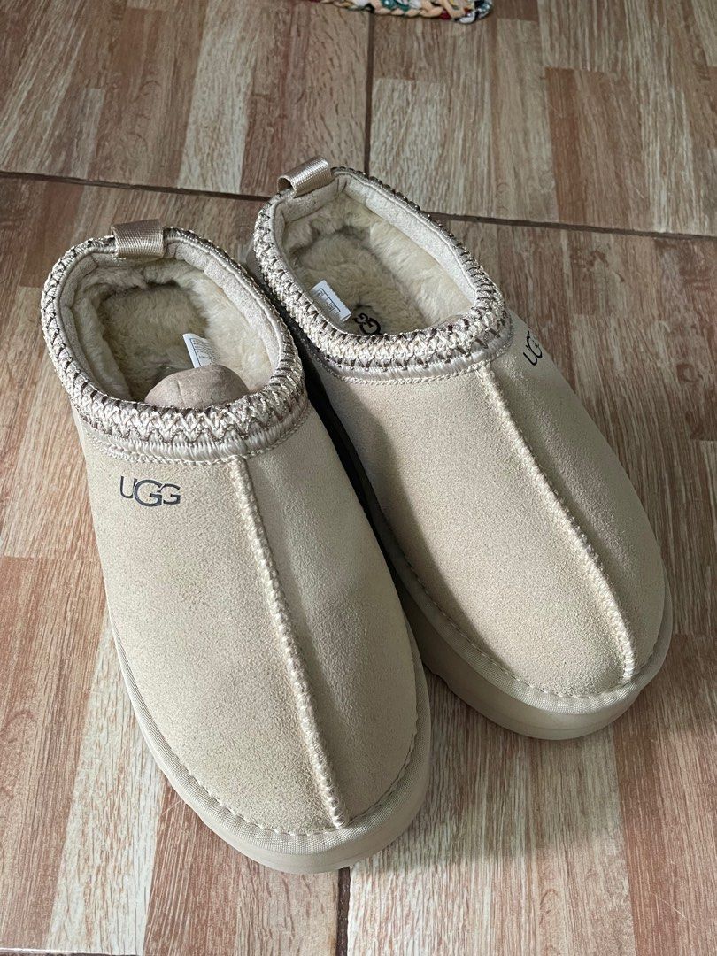 Uggs Tazz (Category: Shoe inserts) located in Taytay. Submitted by preloved___items (Listing ID 1387976033, Image 2). Description: BRAND NEW (Never been used) Size: EU 42/USA 11/ UK 9.5 (28-29cm) RFS: Wrong Size Feel free to message me for more details .