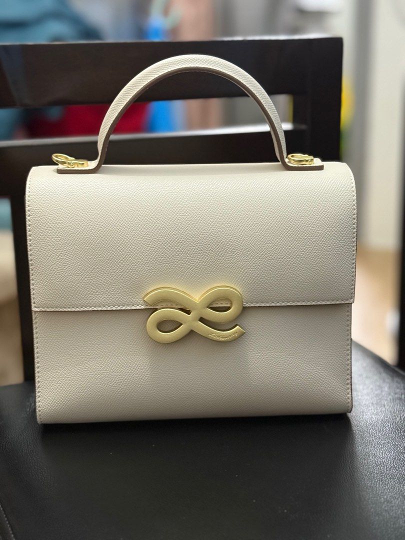 Used twice (Category: Cross-body Bags) located in Naguilian. Submitted by mariveld (Listing ID 1387946816, Image 1). Description: PU leather.