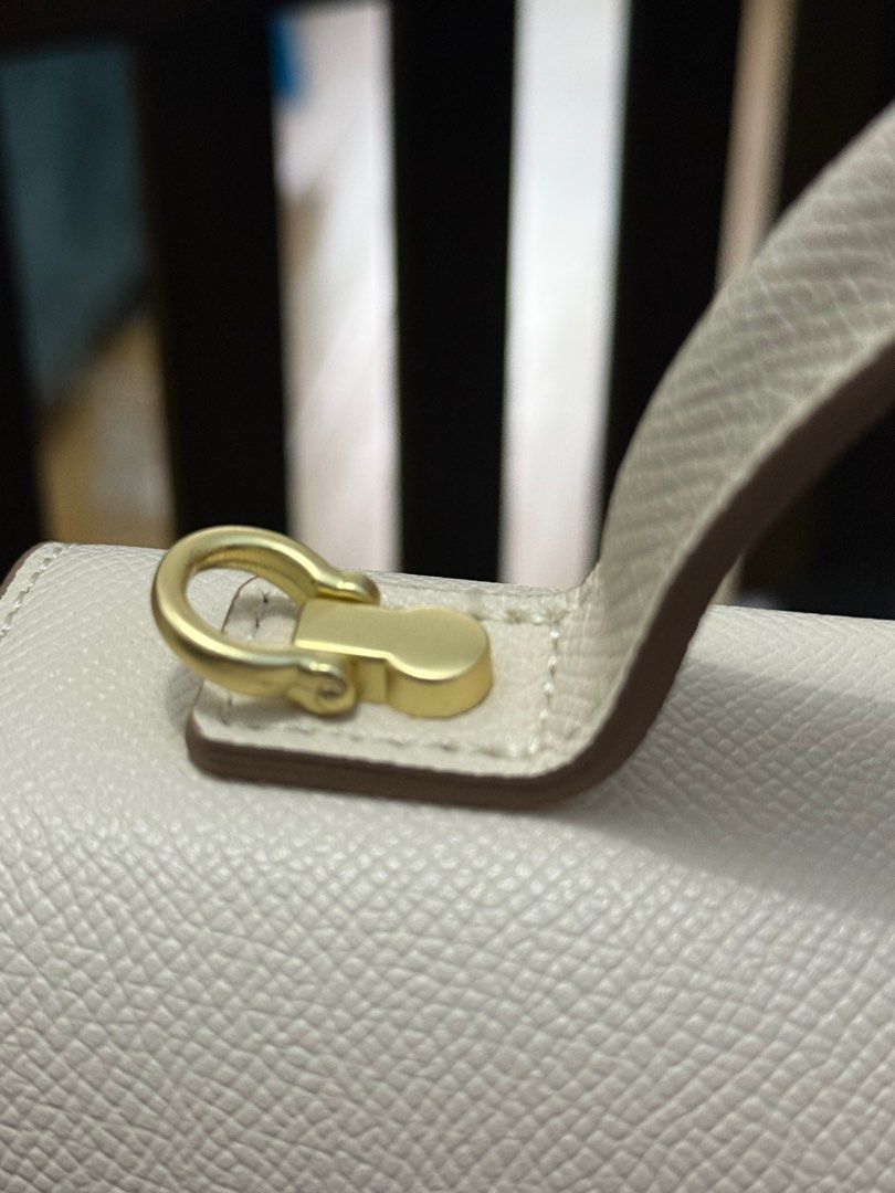 Used twice (Category: Cross-body Bags) located in Naguilian. Submitted by mariveld (Listing ID 1387946816, Image 3). Description: PU leather.