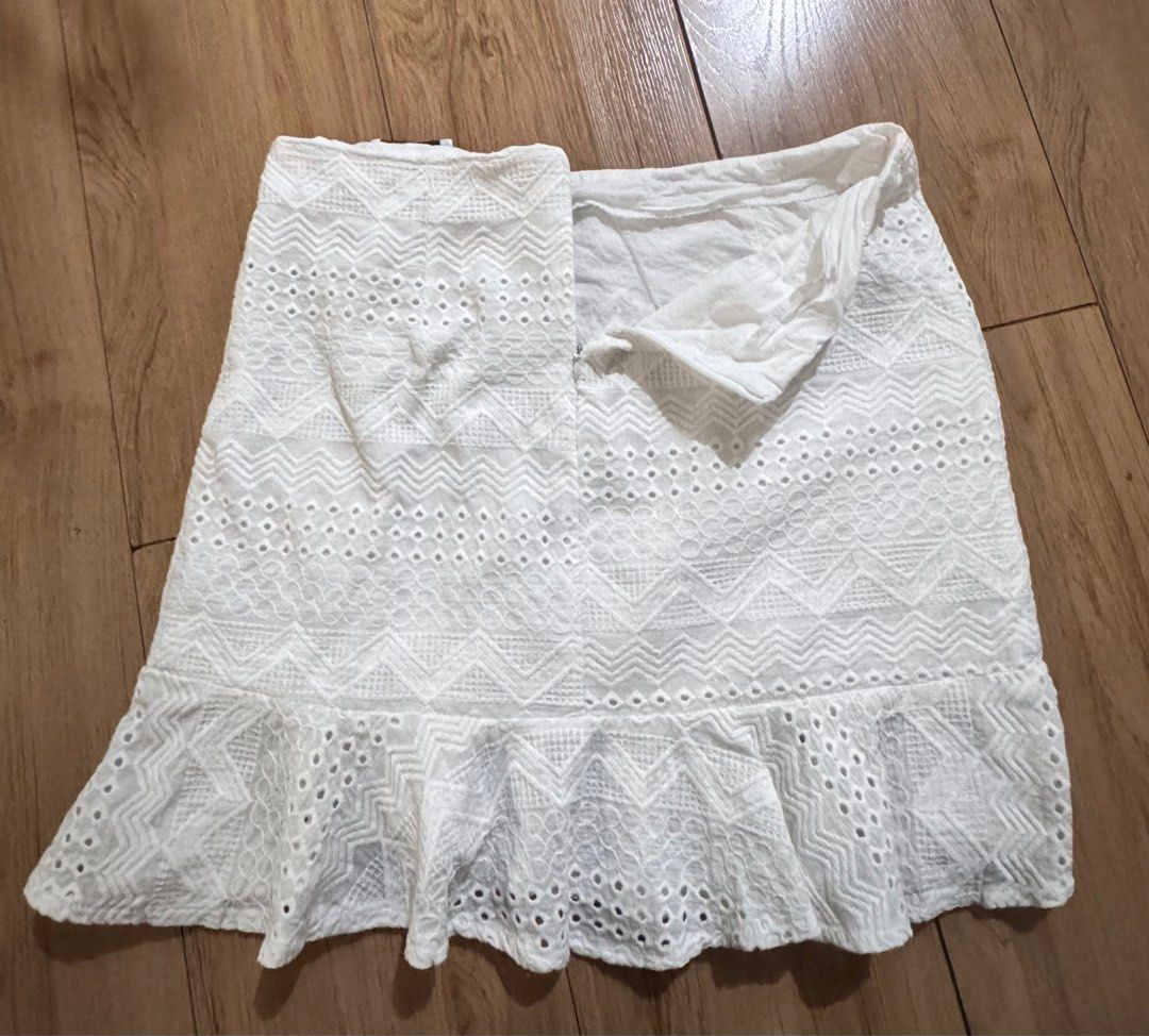 TEMT White Skirt with Eyelet design (Category: Skirts) located in Quezon City. Submitted by decluttrqueen (Listing ID 1387956025, Image 2). Description: White skirt with eyelet design and ruffled hem Length: 18 inches Waisline: 29-30 inches TEMT (Australian Brand) RFS: Not being used.