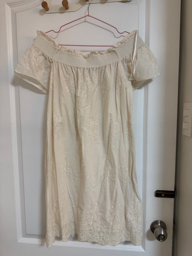 Zara offshoulder dress (Category: Dresses) located in San Fernando. Submitted by ck_21 (Listing ID 1388082632, Image 1). Description: .