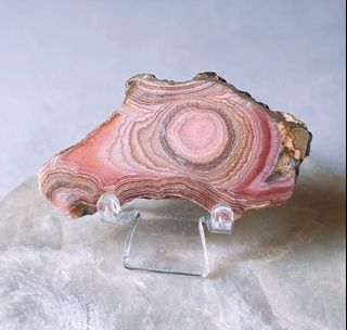 (👌🏻 Can be carried on person 👍🏻) 💖Rhodochrosite Raw Stone💖 $148 with stand ❤️ (Beautiful raw stone, costs less than 200-400, comes with a stand 🥰 No crystal shop would offer rare rhodochrosite raw stone at such an affordable price 🫶🏾 Happy🥳) 👍🏼 Raw stone has stronger energy 👍🏼 Attracts soulmate 💖Stone of the Love God💘 Place it in the桃花position to help attract true love💘64218457768450110