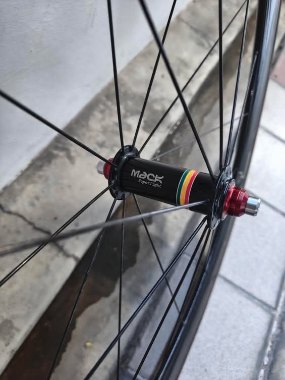 50mm carbon wheelset laced to Mack superlight wcs glossy carbon fixie ...