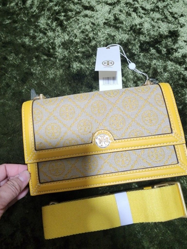 AUTHENTIC TORY WALLET-SLING BAG (Category: Luxury Bags & Wallets) located in Manila. Submitted by chrinathalie (Listing ID 1274432572, Image 1). Description: selling low used 2x lightly used condition from U.S authentic.