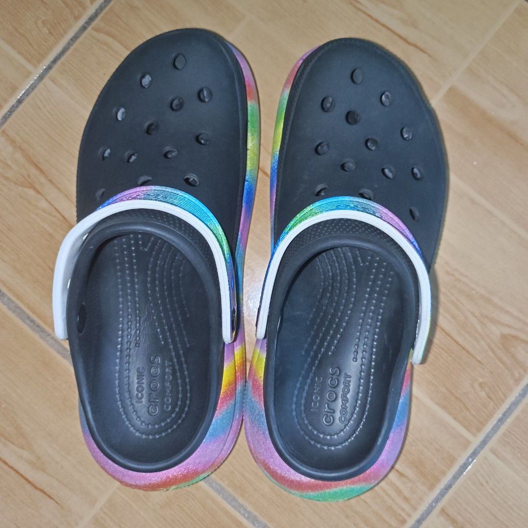 Crocs (Category: Sandals) located in Makati City. Submitted by breispreloved (Listing ID 1388135925, Image 3). Description: original flaw: it's in size 8 pero naarawan kasi yung right side kaya baka fits size 7 na lang..paarawan nyo na lang din yung left side para pantay ☺️.