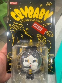 POP MART CRYBABY SITTING SPACE CAT限定品 Crybaby Sitting Space Cat Figurine - 宇航猫 – Art Toy Familia